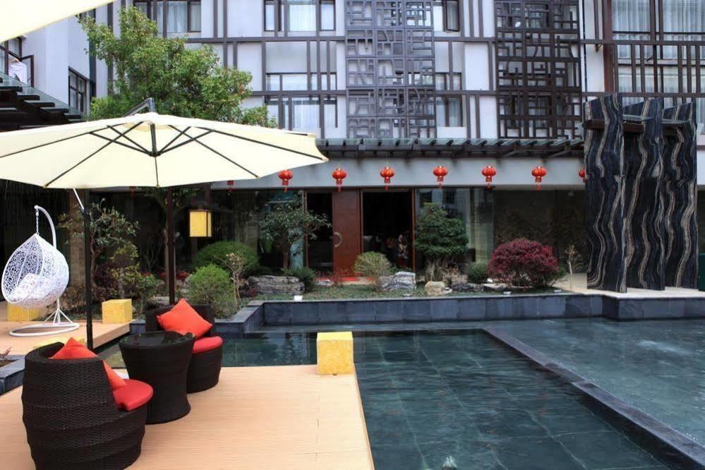 Dongfang Xuanyi Holiday Hotel Tengchong Exterior photo